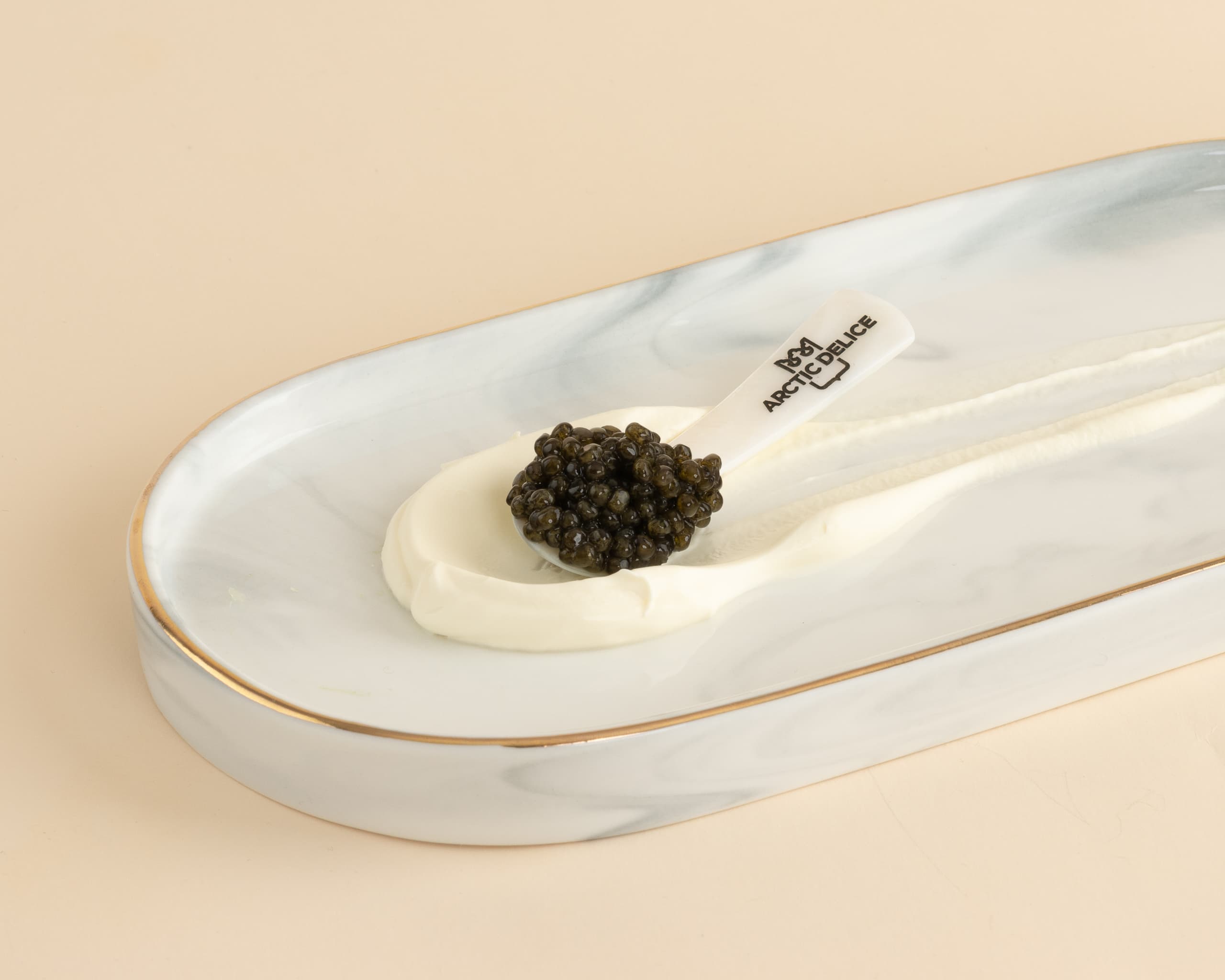 Delikatna kwasowość i kremowość śmietany uwydatnia subtelne aromaty nordyckiego kawioru w idealnej harmonii.