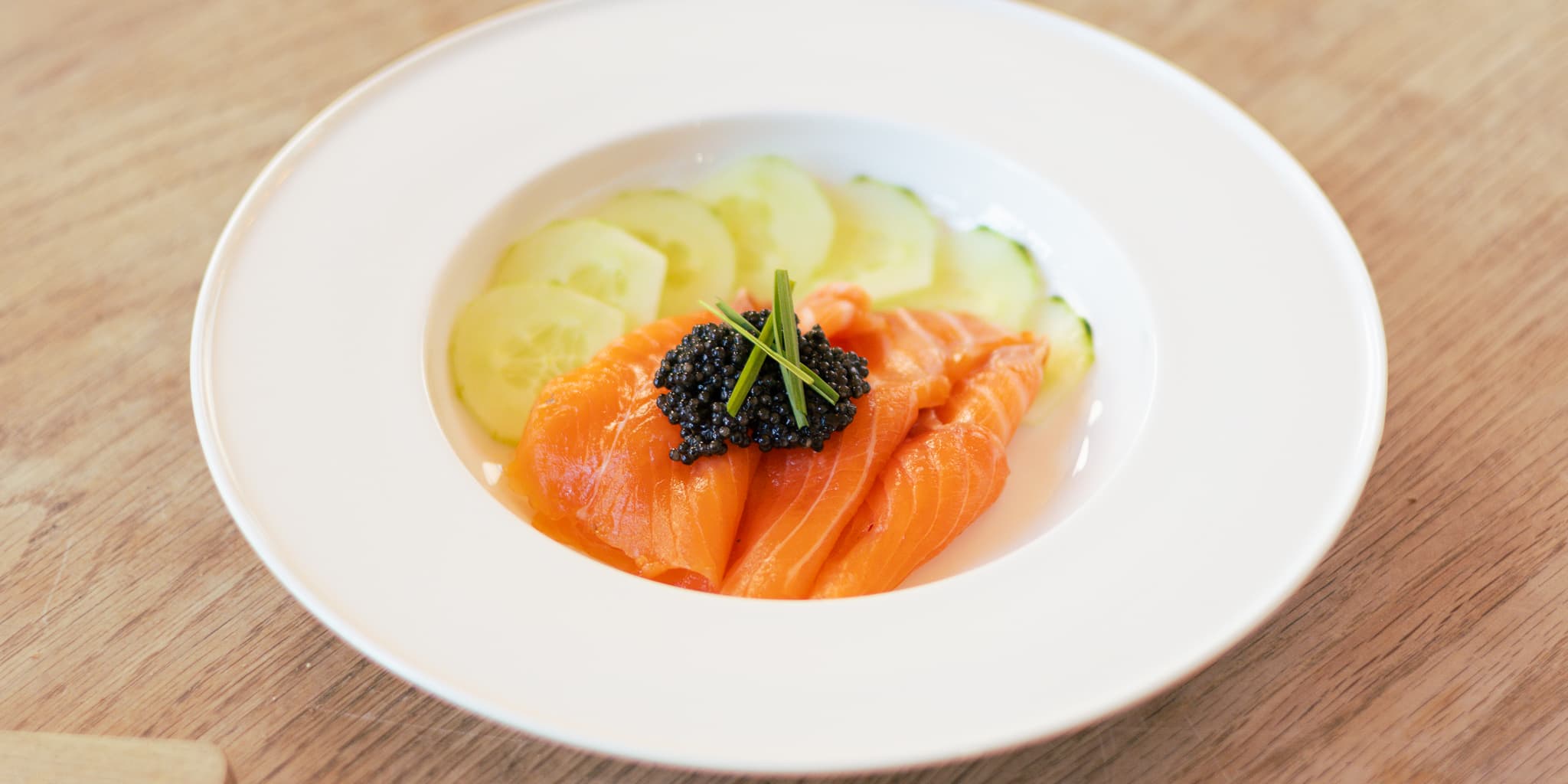 Leicht gesalzener Lachs, Gurke und Kaluga-Kaviar