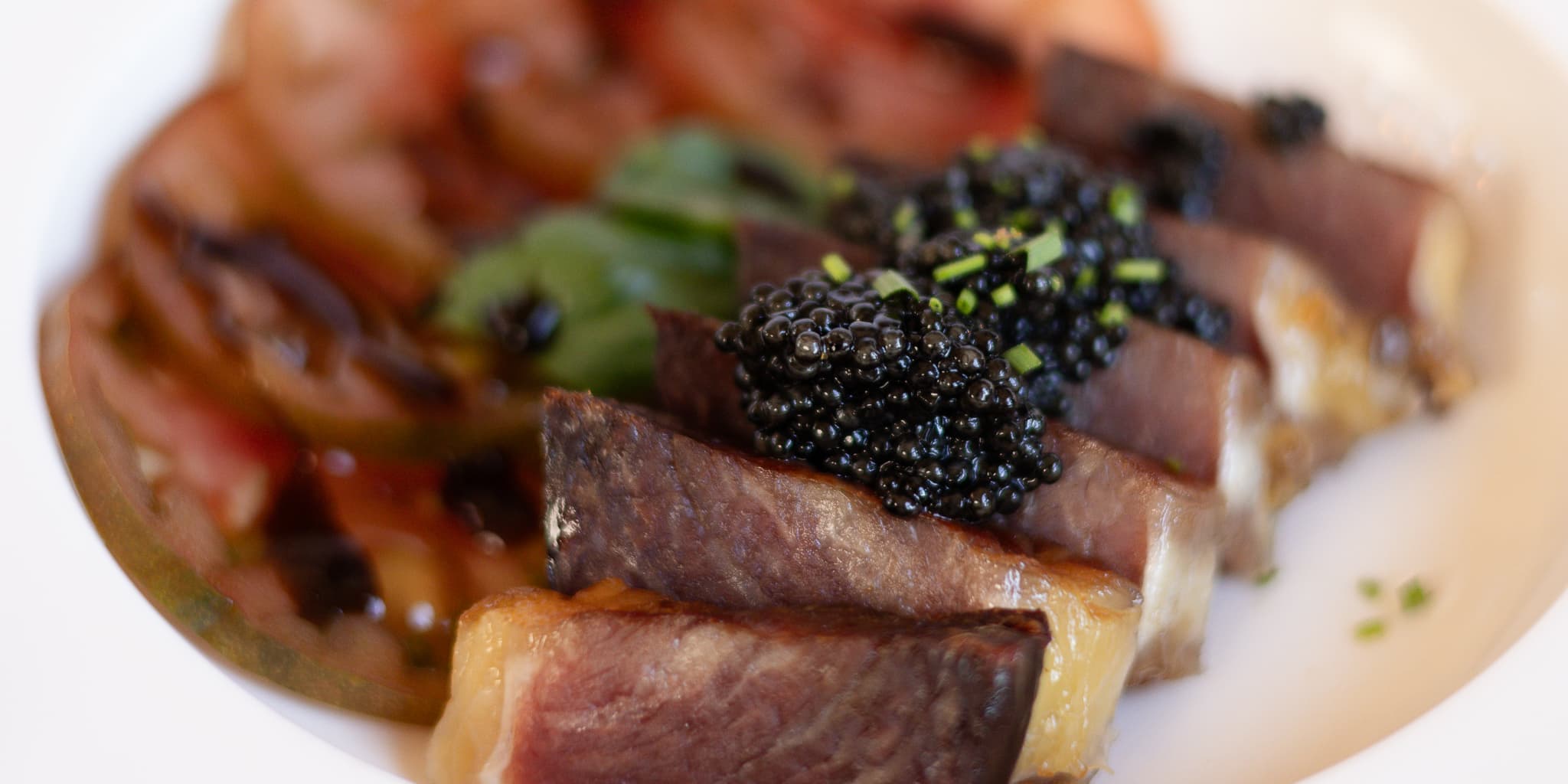 Dry-Aged-Steak mit Tomaten, Basilikum und Nordic Heritage