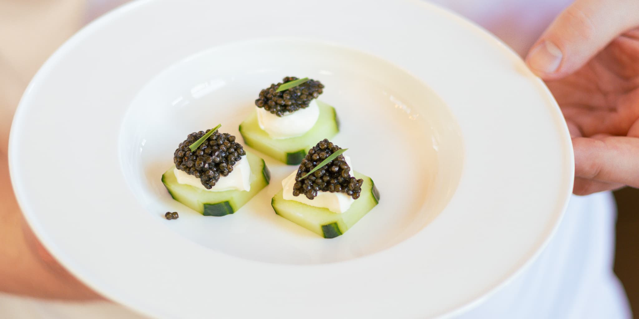 Gurken-Häppchen mit Kaviar, Sauerrahm und Schnittlauch