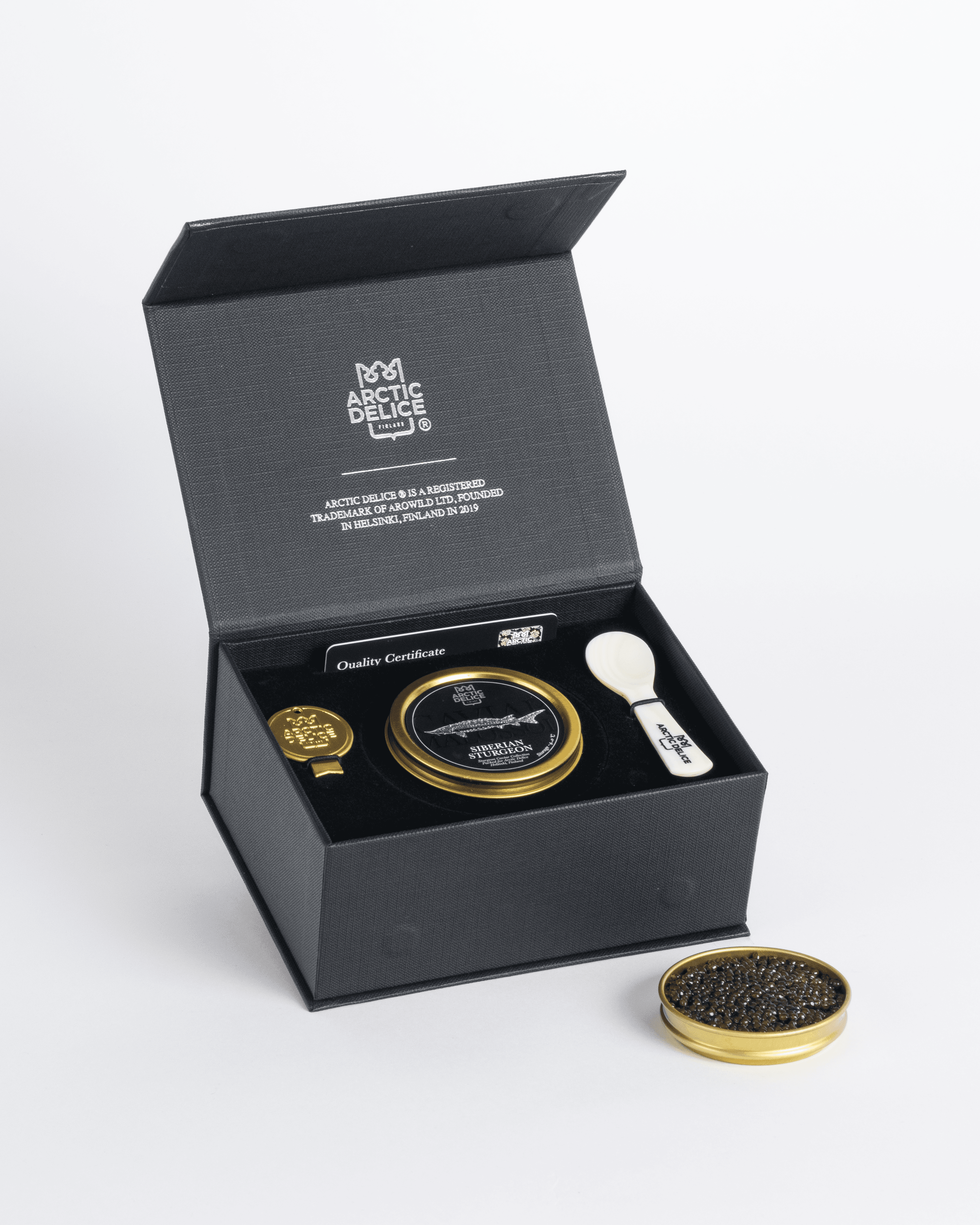 Gurkenhäppchen mit Siberian Sturgeon Kaviar by Arctic Delice®, Sauerrahm und Schnittlauch