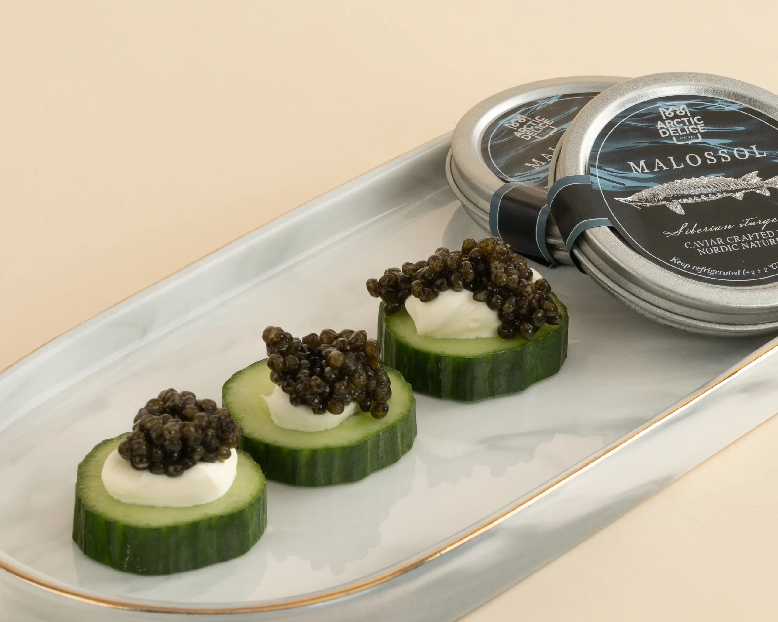 Fresche fette di cetriolo esaltano la purezza e l’eleganza del caviale Nordic in un boccone raffinato.
